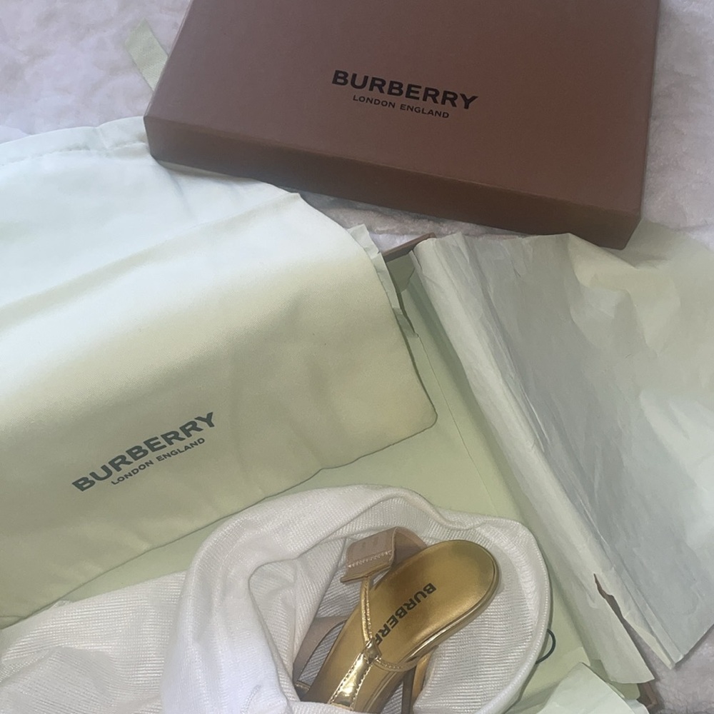 Gold BURBERRY pumps